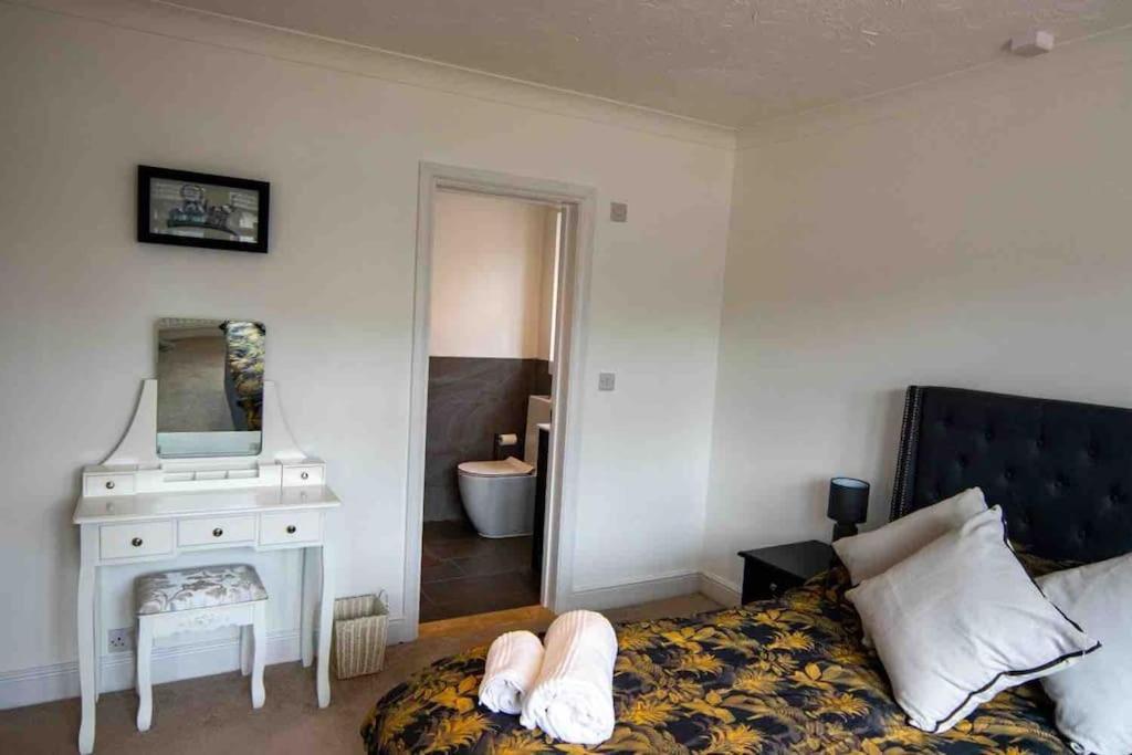 1 Bedroom Self Contained Apartment In Christchurch Winkton Kültér fotó