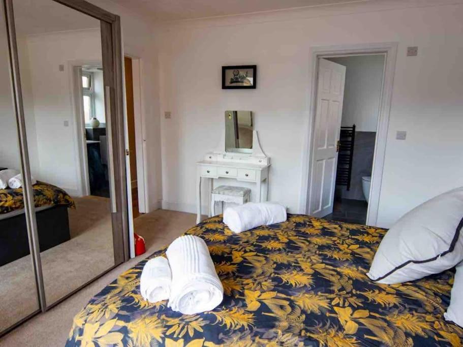 1 Bedroom Self Contained Apartment In Christchurch Winkton Kültér fotó