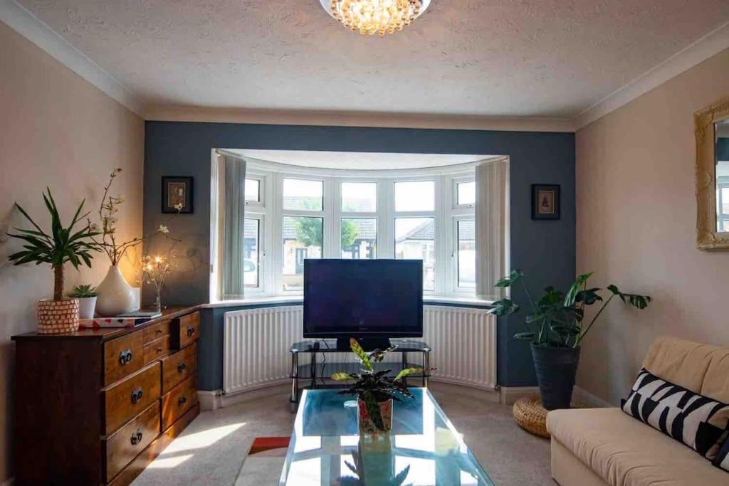 1 Bedroom Self Contained Apartment In Christchurch Winkton Kültér fotó